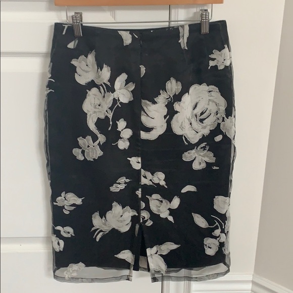 Gorgeous Lord & Taylor Pencil Skirt - Picture 2 of 6